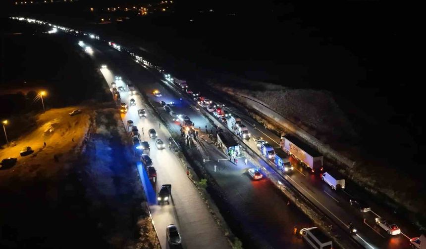 Yolcu otobüs devrildi, çok sayıda yaralı var