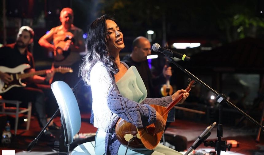 Türk Halk Müziğinin Sevilen İsmi Özlem Özdil Tokat'ta Sesiyle Mest Etti