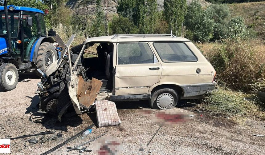 Tokat'ta Kamyonet ile Otomobil Çarpıştı, Aracın Önü Yok Oldu: Yaralılar Var...