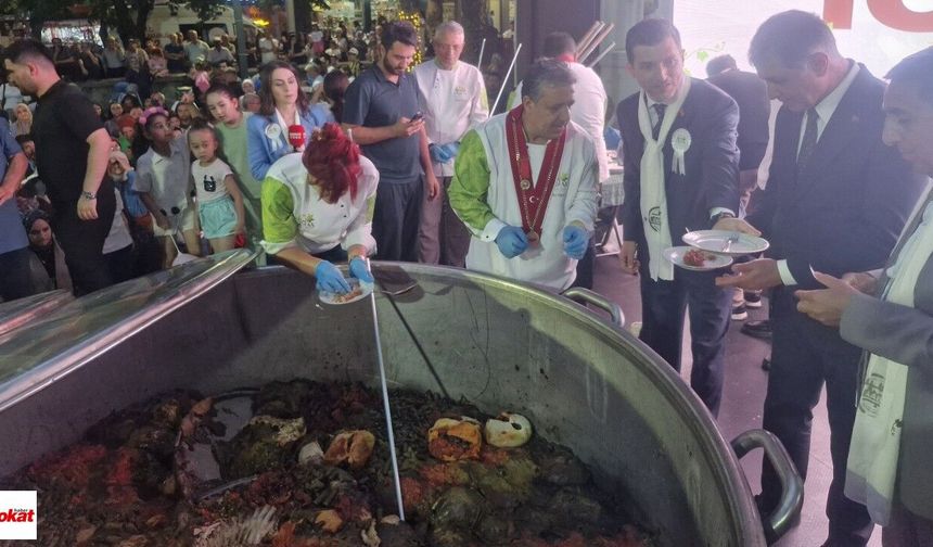 7 Saatte Pişti, Binlerce Kişiye Dağıtıldı! Erbaa'da 280 Bin Bakla Dolması Vatandaşlara İkram Edildi