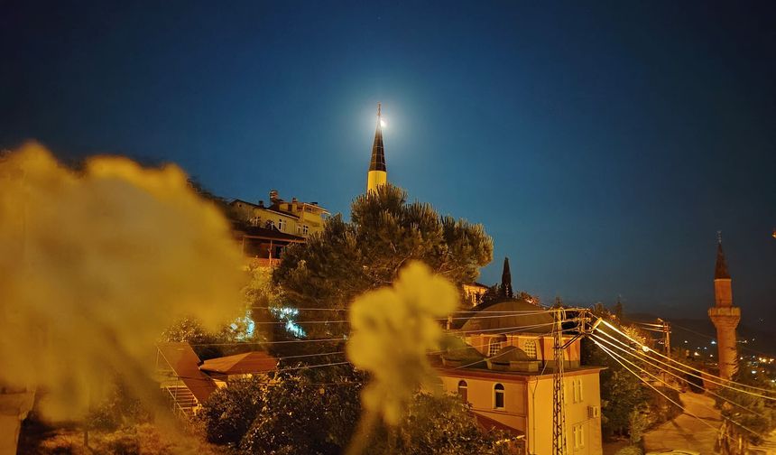 Ay ve Hilal Cami Minaresiyle Aynı Karede