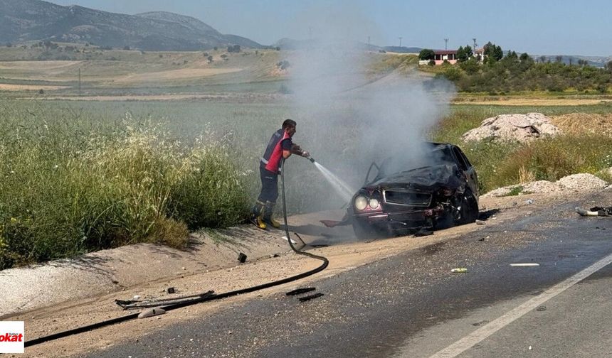 Yozgat-Tokat yolunda feci kaza: Tokat plakalı otomobil yandı, 1 ölü 3 yaralı