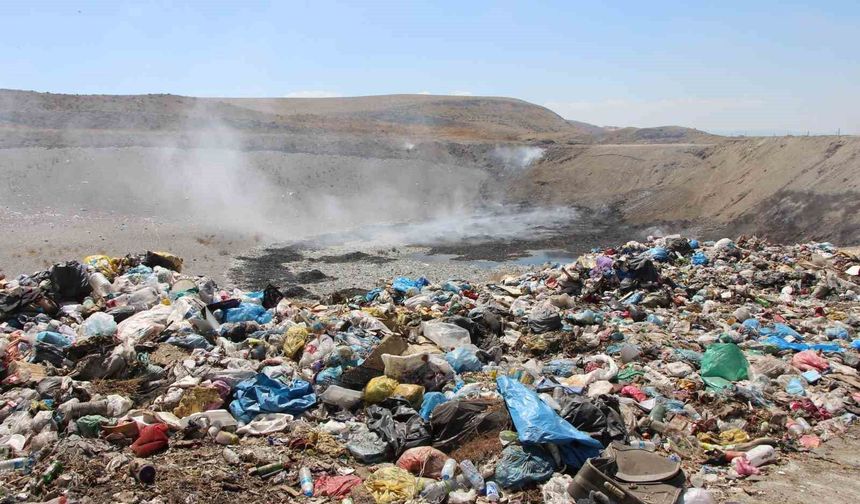 Çevre kirliliğine yol açan çöp alanı 3 haftadır içten içe yanıyor