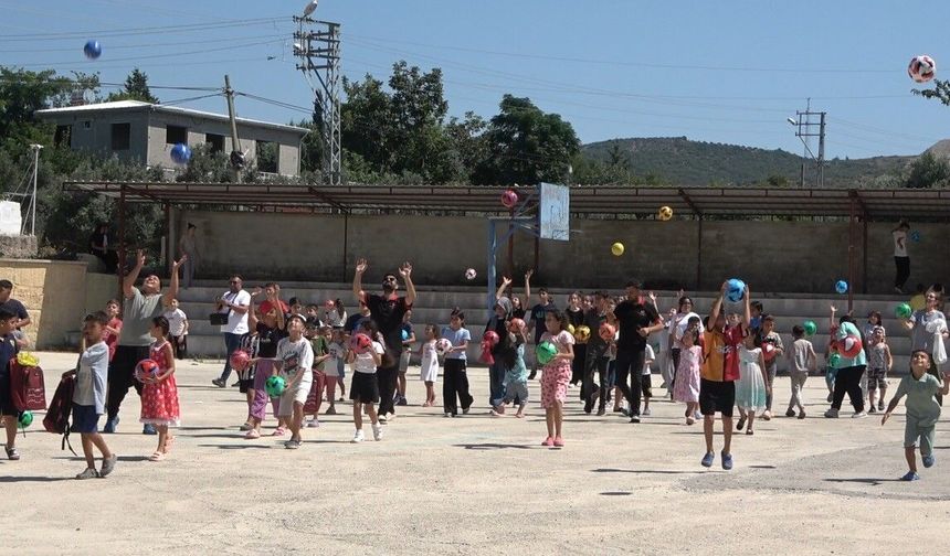 Çocukların mutluluğu için Tokat'tan Osmaniye'ye gittiler