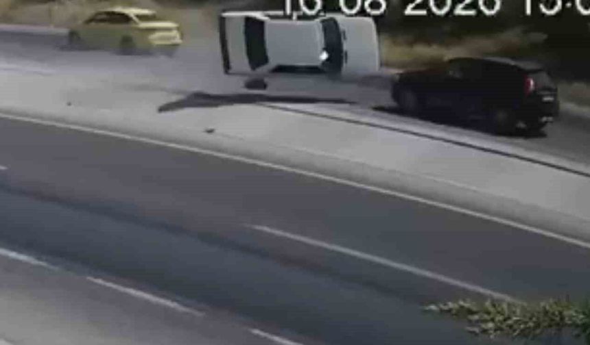 Karşı şeride uçarak 2 otomobille çarpıştı: 2 ölü