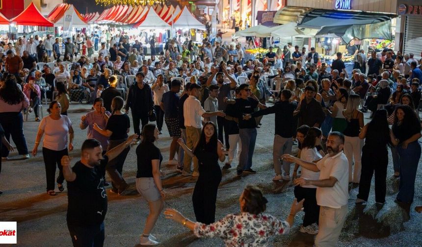 Niksar Ayvaz Su Fest’e Coşkulu Başlangıç: Cumhuriyet Meydanı Doldu