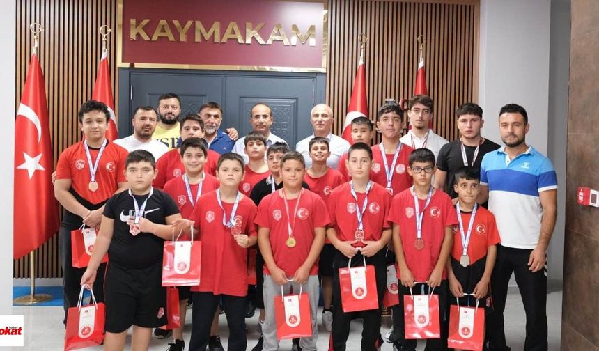 Turhal’a Türkiye derecesiyle dönen minik sporcuları Kaymakam Tepeli ağırladı