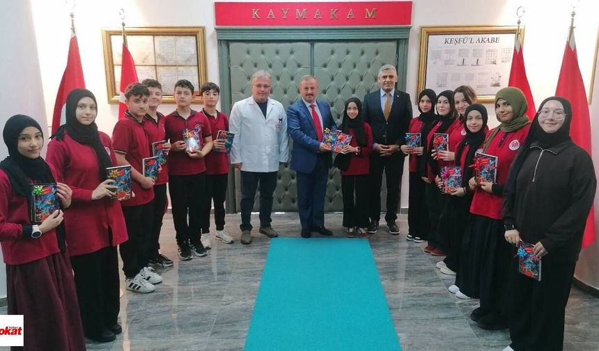 Genç Yazarların Eseri Kaymakam Perçi’ye Sunuldu