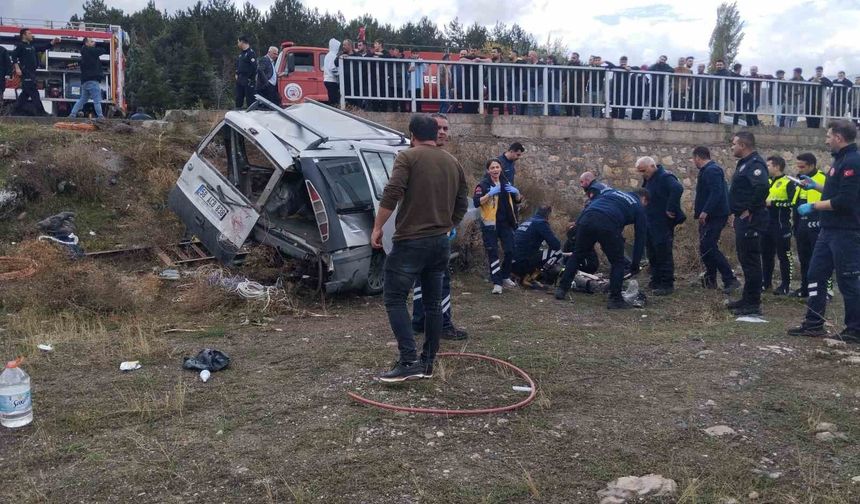 Hafifi ticari araç şarampole uçtu: 1 kişi öldü, 2'si ağır 4 yaralı