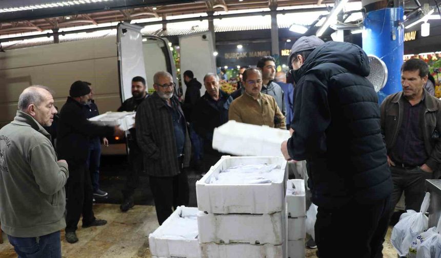 Komşuda balıkçı pazarlarına Karadeniz illerini aratmayacak görüntüler yaşanıyor