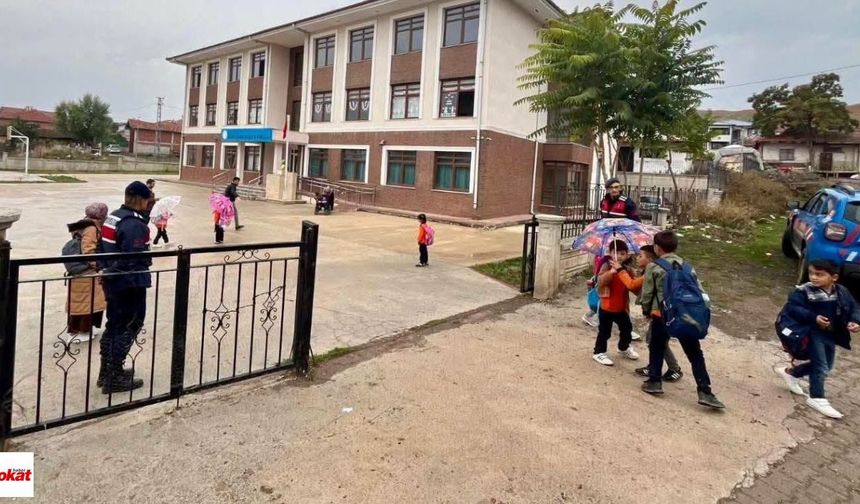 Tokat'ta Okul Çevreleri Mercek Altında! Jandarmadan Sıkı Denetim