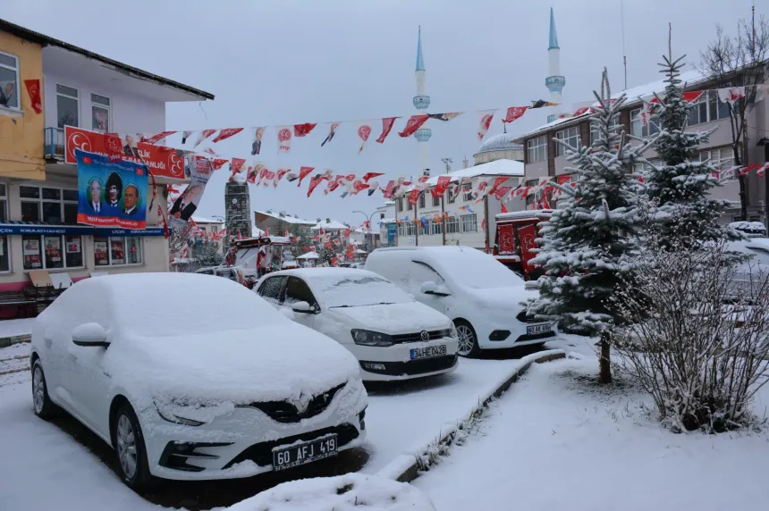 Başçiftlik'te Kış Geri Döndü: Kar Kalınlığı 15 Santimetreye Ulaştı