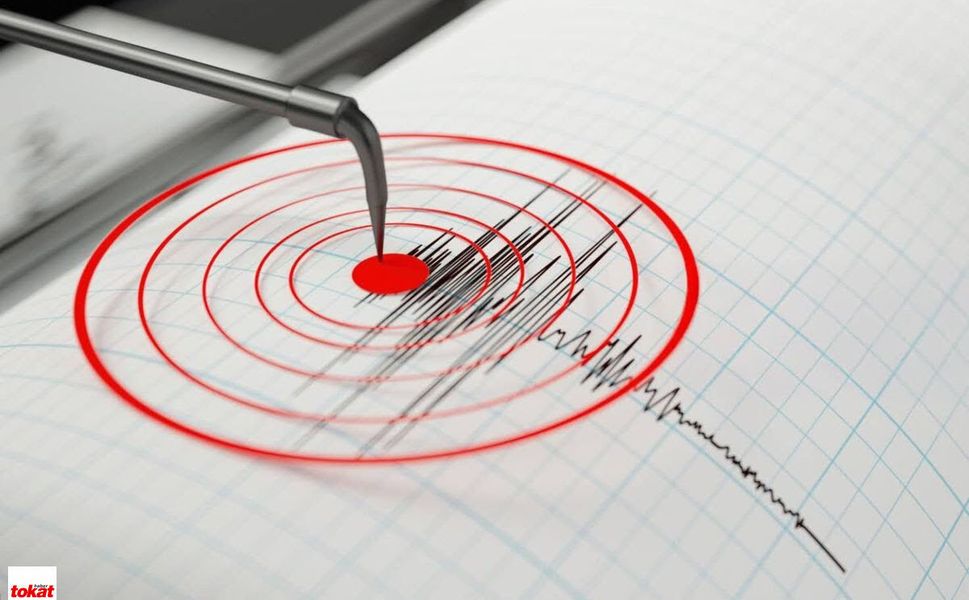 Depremle Uyandılar! 6.7'lik Sarsıntı Hayatı Durma Noktasına Getirdi