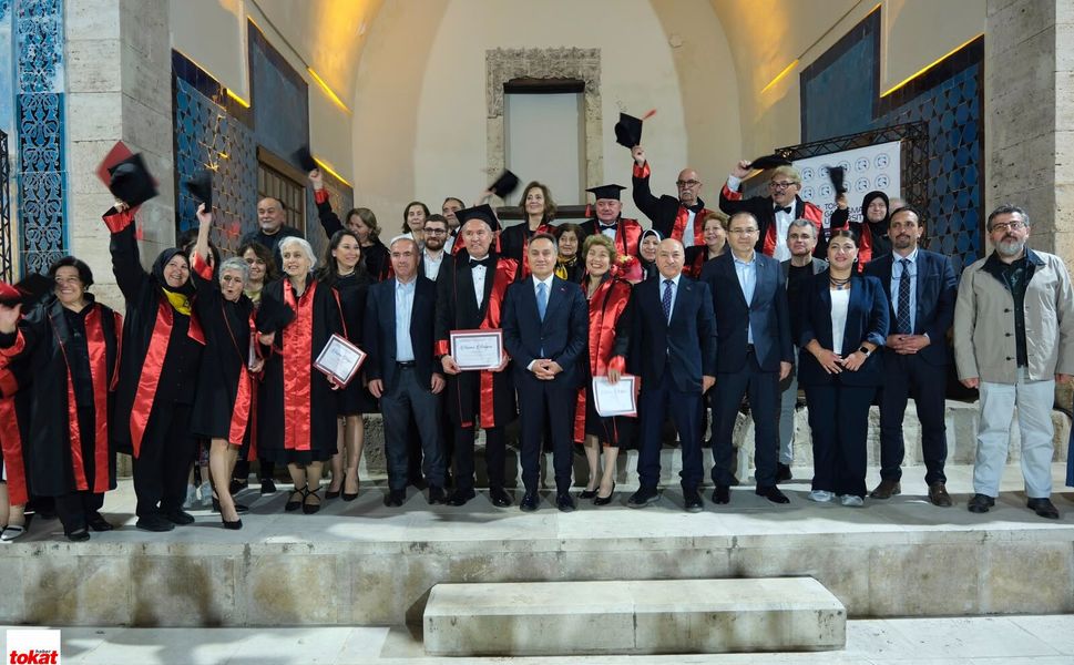 60 yaşından sonra kep attılar: Tazelenme Üniversitesi ilk mezunlarını verdi