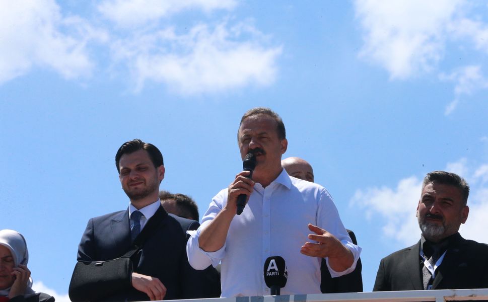 Anahtar Parti Genel Başkanı Ağıralioğlu, Tokat'ın Yolüstü beldesinde seçmenle buluştu