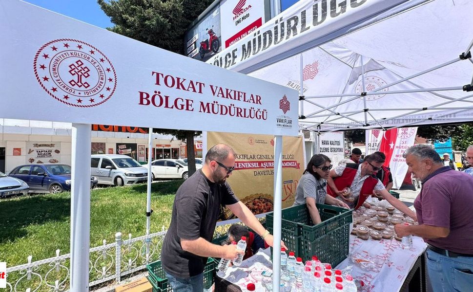 Tokat'ta Aşure İkramı Başladı: Vakıflar Bölge Müdürlüğü Aşure Dağıtıyor