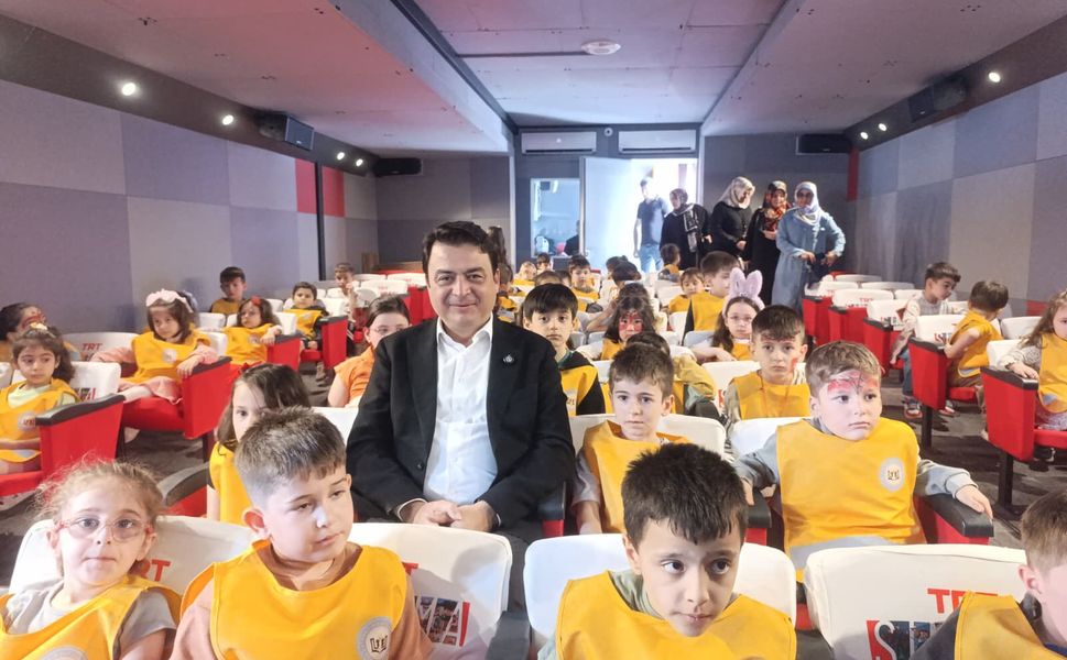 Çocukların Sinema Sevinci Festival Havasına Dönüştü: Vali Abdullah Köklü TRT Gezici Sinema Tırına Ziyaret Etti
