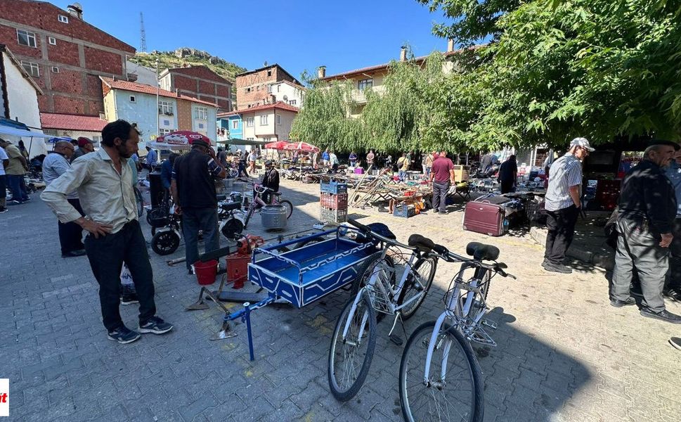 Tokat Cuma Pazarı'na Yoğun İlgi: İkinci El Ürünler Alıcılarını Bekliyor