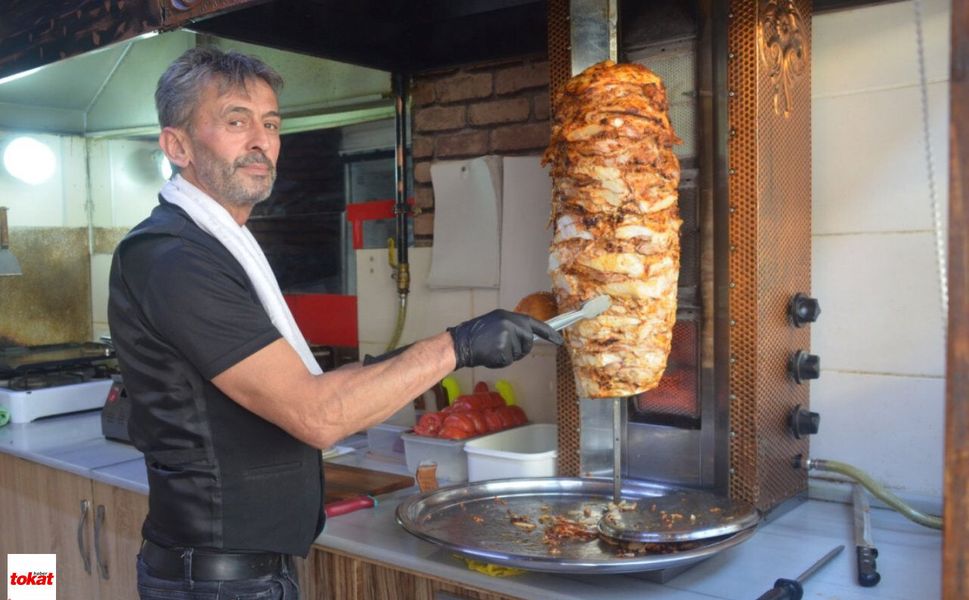 Niksar’da Paket Servisi Olmayan Dükkan Yaz Sıcağına Rağmen Dolup Taşıyor