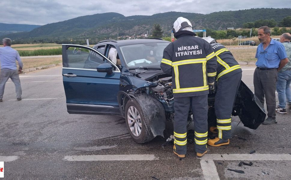 Niksar-Erbaa Arasında Trafik Kazası: Yaralılar Var...