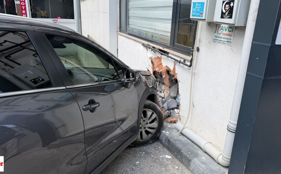 Niksar’da Kontrolden Çıkan Otomobil İş Yerine Çarptı