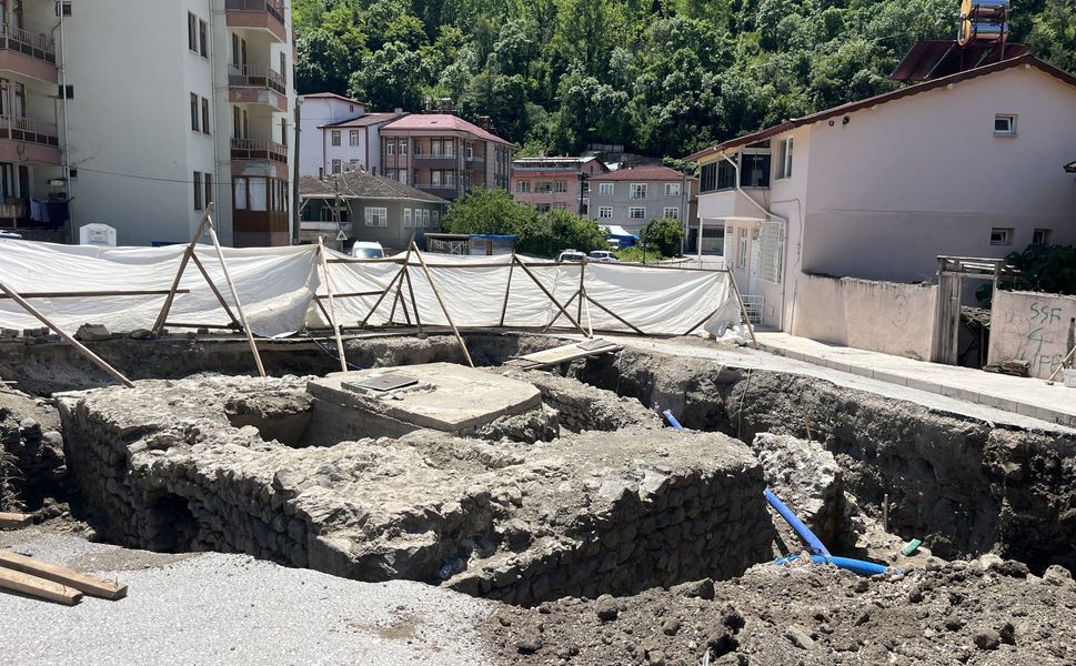 Niksar'da kavşak ortasındaki mezar altından türbe çıktı