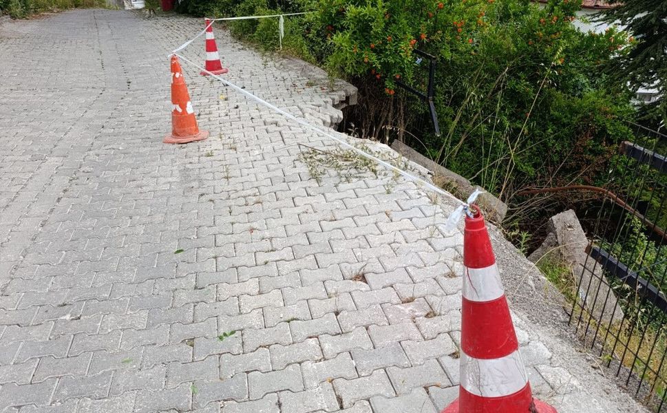 Niksar’da Yol Çöküyor Yetkililer Plastik Bariyerle Yetiniyor