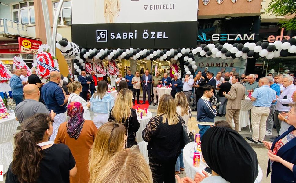 Sabri Özel Mağazası Görkemli Bir Açılışla Faaliyete Geçti
