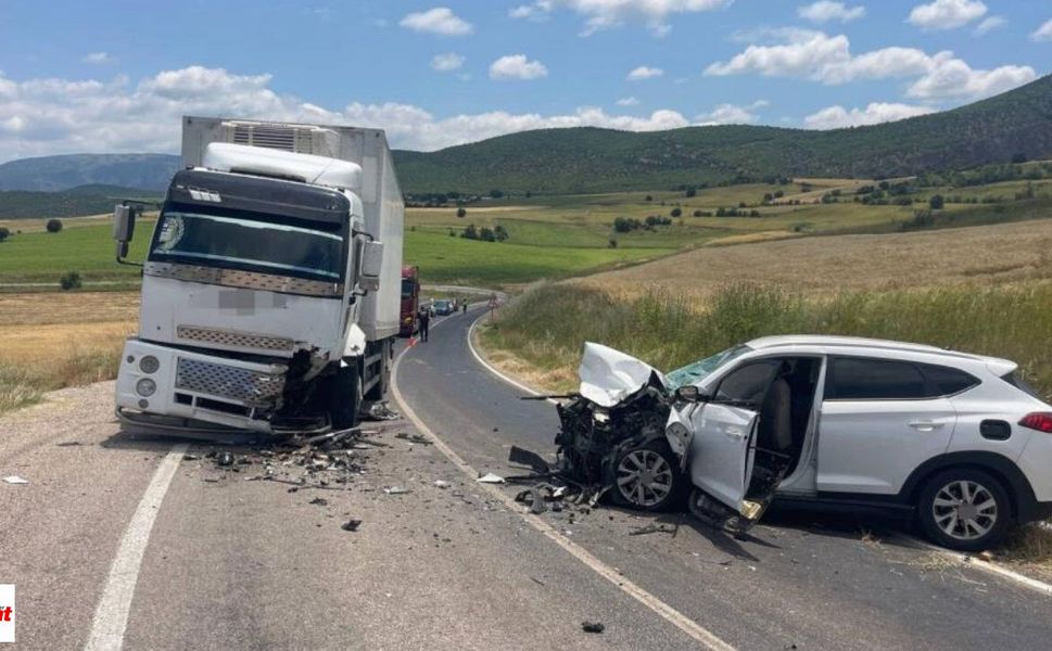 Tokat'ta Şerit İhlali Kazası: Kamyonla Çarpışan Otomobilde 4 Yaralı