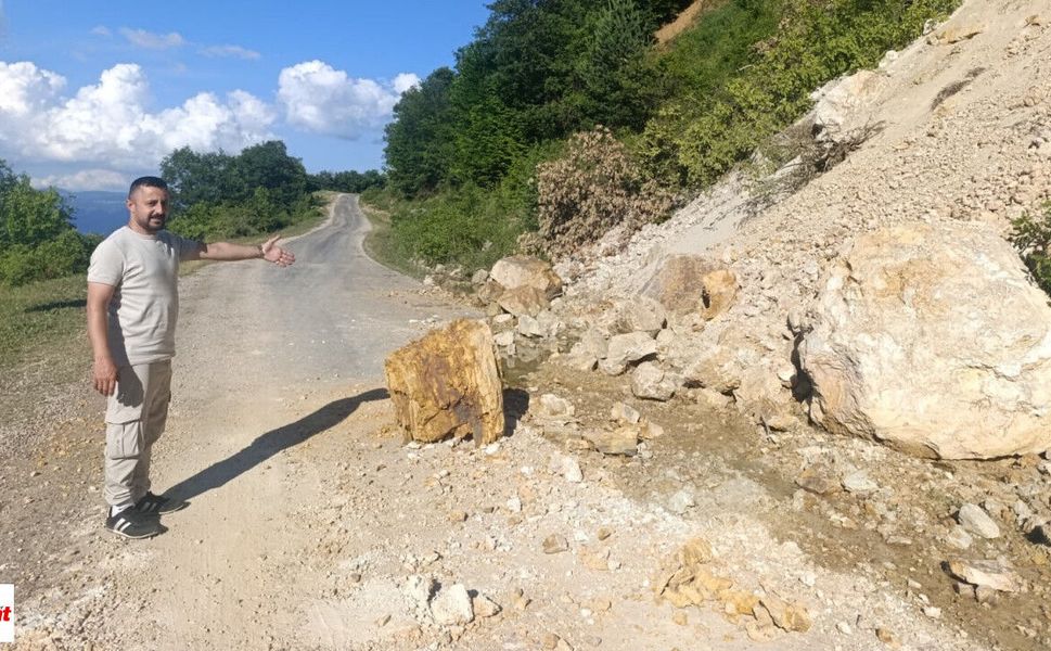 Tokat'ta Aşırı Yağışların Etkisi Köy Yolunu Kapattı! Kaya Parçaları Ulaşımı Durdurdu