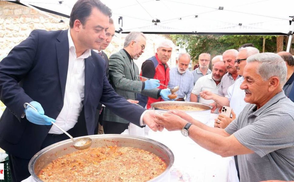 Tokat'ta Aşure Bereketi: Vali Köklü Vatandaşlara Kendi Elleriyle İkram Etti