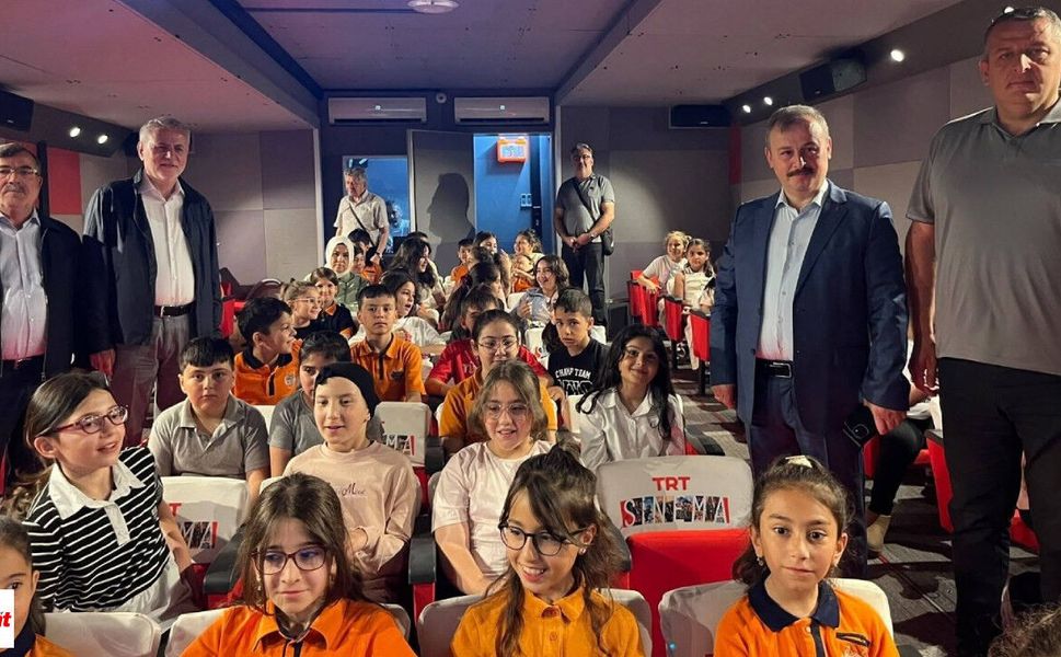 TRT Mobil Sinema Tırı Niksar’da Çocuklarla Buluştu