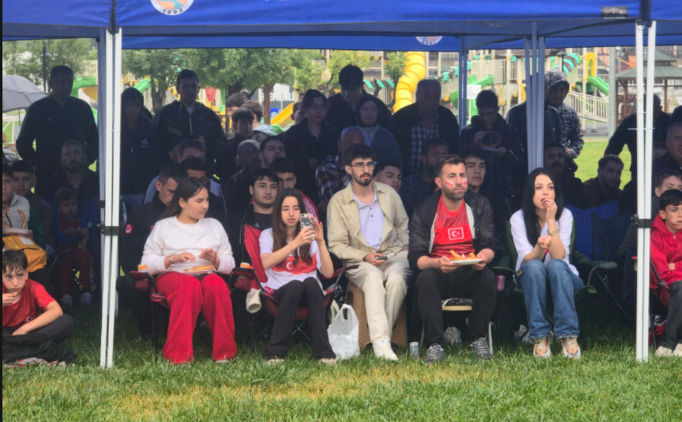 Sağanak Dinlemediler, Ay-Yıldız İçin Tek Yürek Oldular