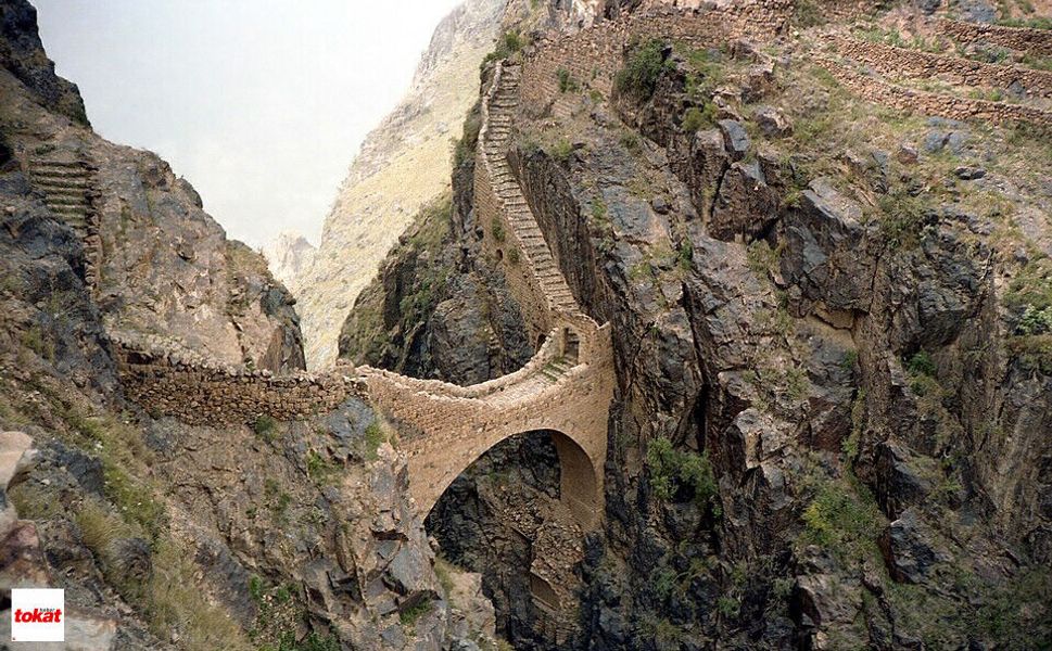 2600 Metre Rakıma Kurdular 91 Metrelik Devasa Uçurumun Üzerinde Yapıldı 400 Yıldır Ayakta Durdu Yıkılmadı