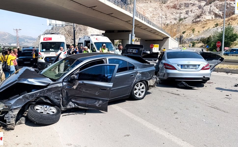 Saniye Saniye Kamerada! Amasya-Tokat Yolunda Korkutan Çarpışma: Yaralılar Var...