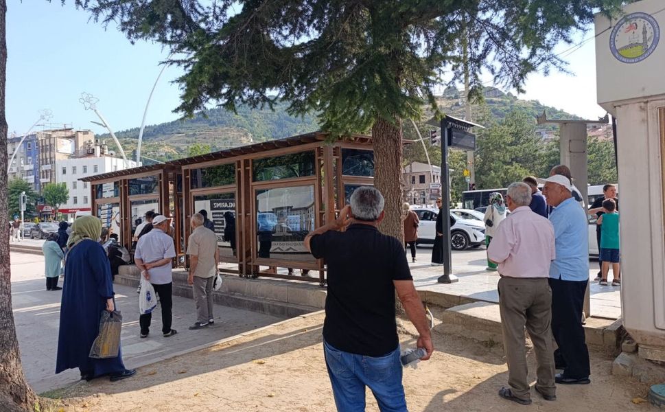 Tokat'ta Durakta Değil Durağın Gölgesinde Otobüs Beklendi