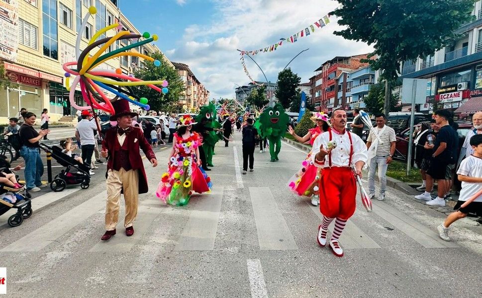Erbaa Yaprak Festivali Coşkuyla Başladı! Kortej Yürüyüşü Renkli Görüntülere Sahne Oldu