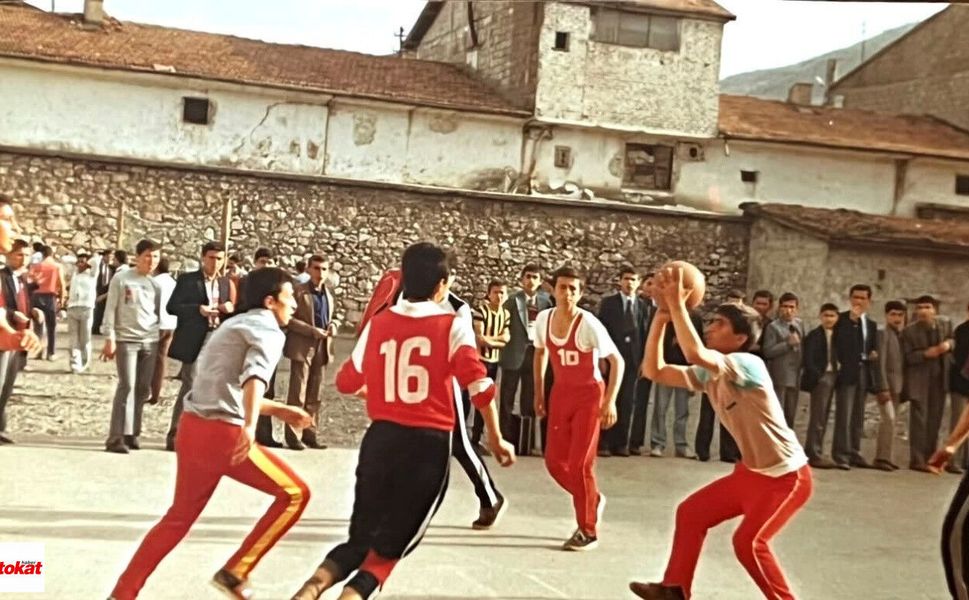 42 Yıllık Kare Tokat'ı Geçmişe Götürdü! Gaziosmanpaşa Lisesi'nin Unutulmayan Basketbol Maçı