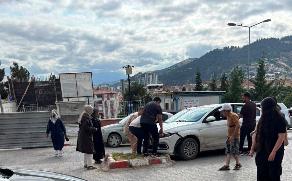 Tokat'ta Hastane Önünde Kaza: Virajı Alamadı