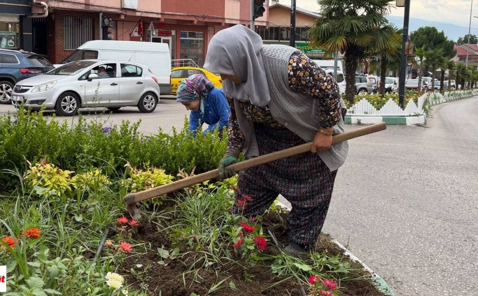 Kavşaklarda ezber bozan görüntü, kadın belediye çalışanları dikkat çekti