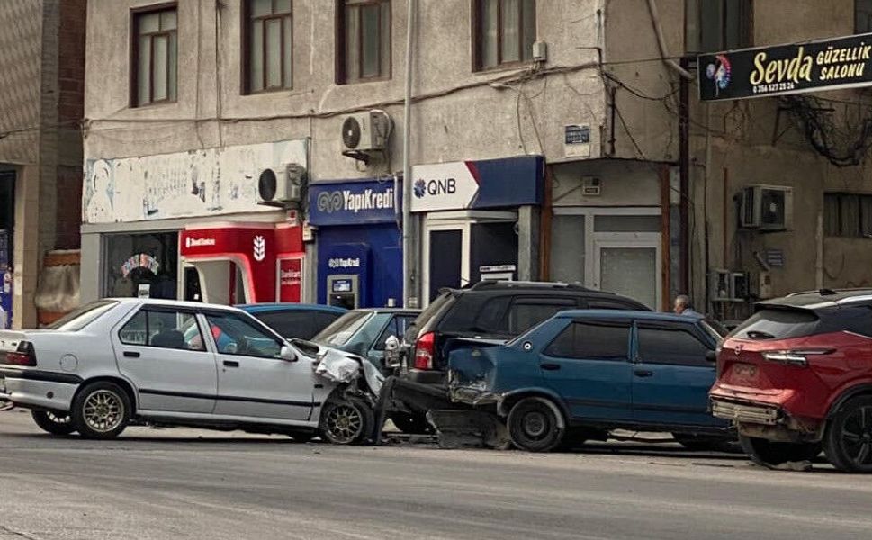 Niksar'da alkollü sürücü dehşeti: Park halindeki 4 araca birden çarptı