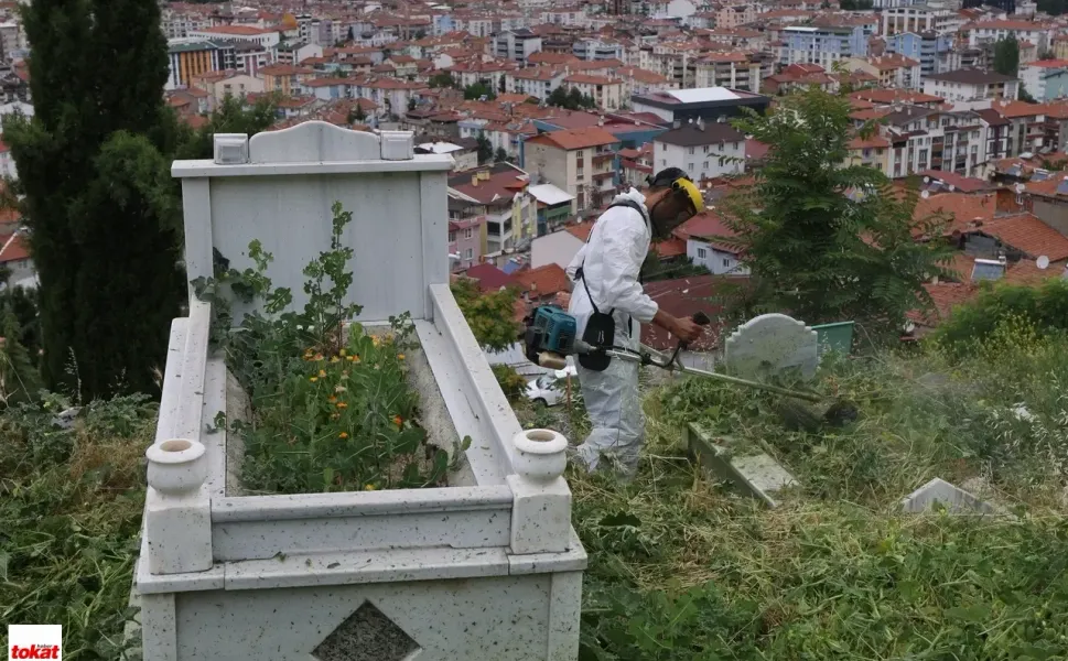 Tokat’ta Mezarlıklarda Yaz Bakımı Hız Kesmeden Sürüyor