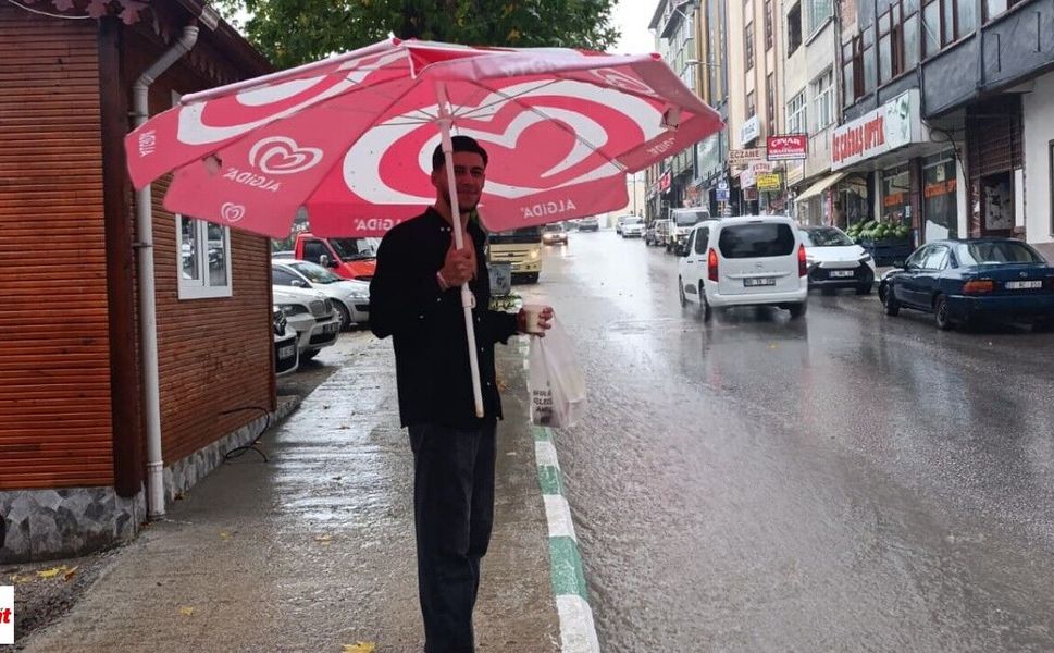 Niksar'da Sağanak Yağışın En Renkli Karesi! Plaj Şemsiyesiyle Dikkat Çekti