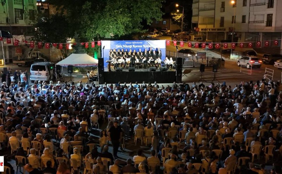 Niksar Türk Müziği Korosu İlk Konserinde Çilhane Meydanı'nı Doldurdu