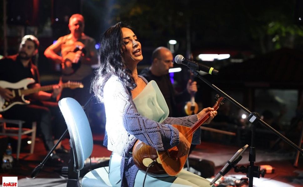 Türk Halk Müziğinin Sevilen İsmi Özlem Özdil Tokat'ta Sesiyle Mest Etti