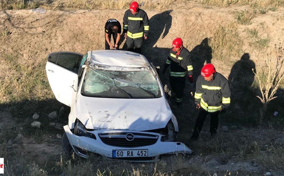 Ön Tekeri Koptu, 250 Metre Sürüklendi! Tokat Plakalı Otomobil Şarampole Yuvarlandı: 1'i Bebek 3 Yaralı