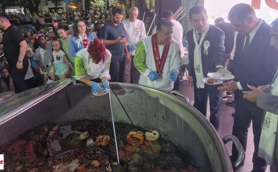 7 Saatte Pişti, Binlerce Kişiye Dağıtıldı! Erbaa'da 280 Bin Bakla Dolması Vatandaşlara İkram Edildi