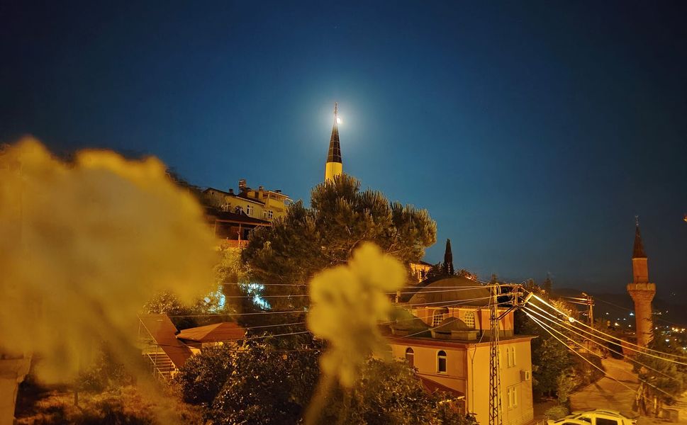 Ay ve Hilal Cami Minaresiyle Aynı Karede