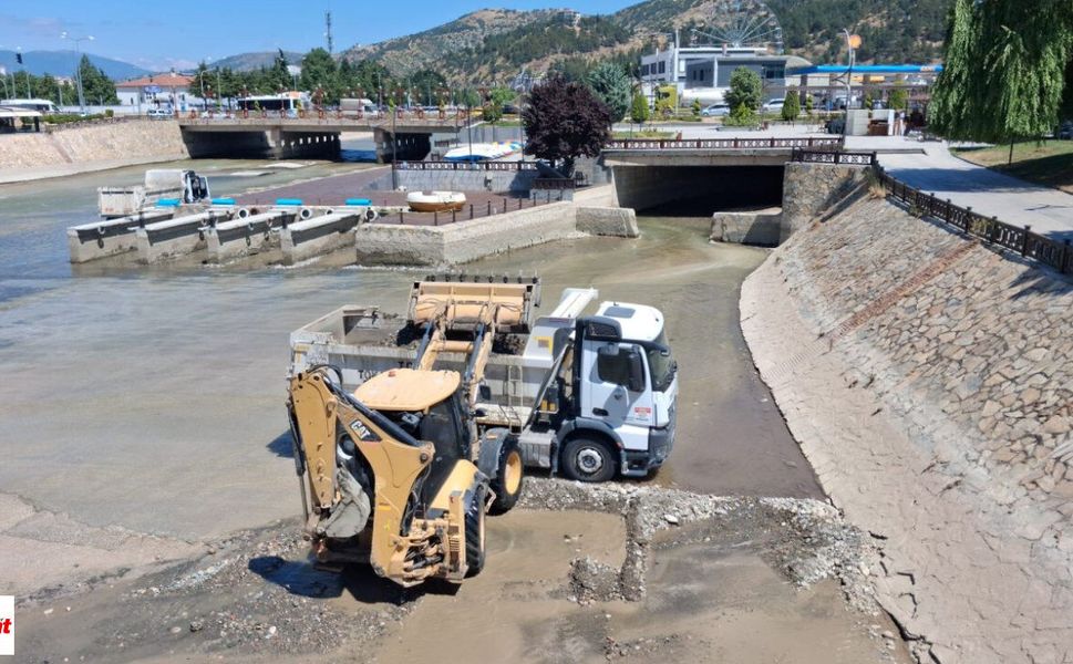 Yeşilırmak'ın suyu boşaltıldı: Tonlarca birikinti temizleniyor