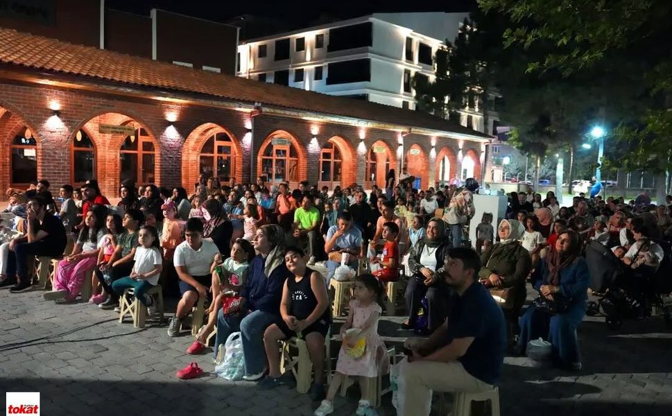 Erbaa’da sinema salonu bahçeye taşındı, çocuklar akın etti